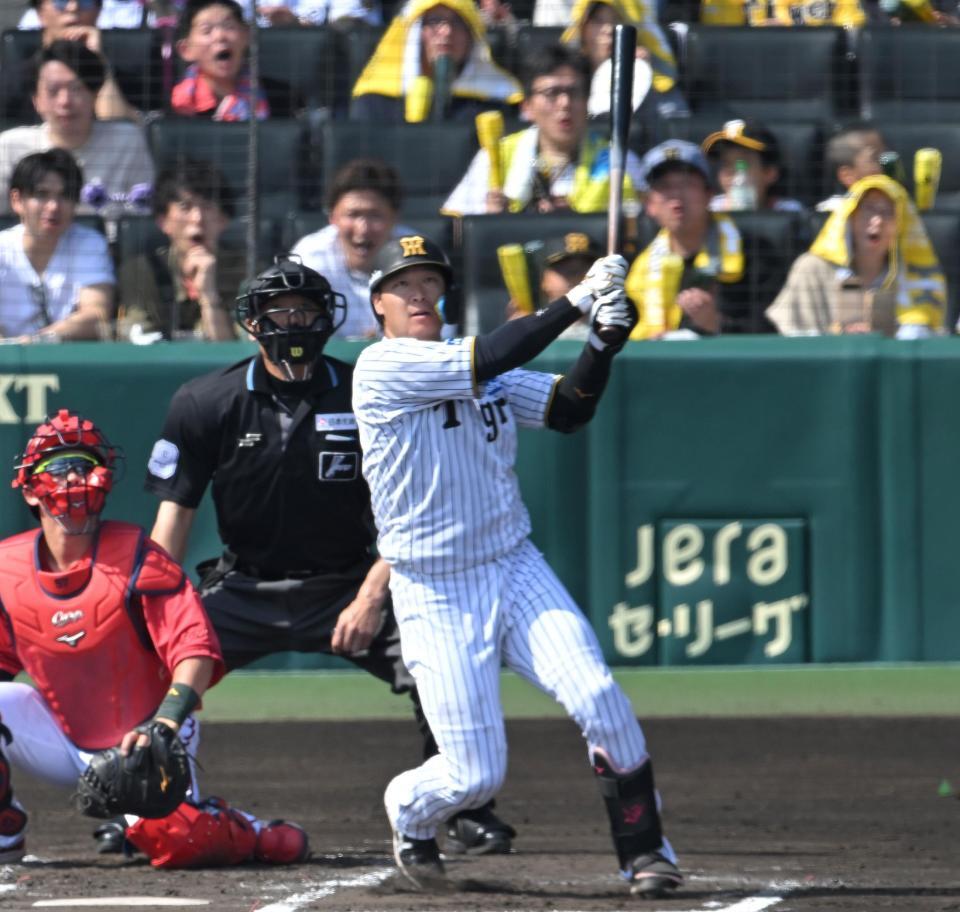 １回、同点犠飛を放つ大山（撮影・飯室逸平）