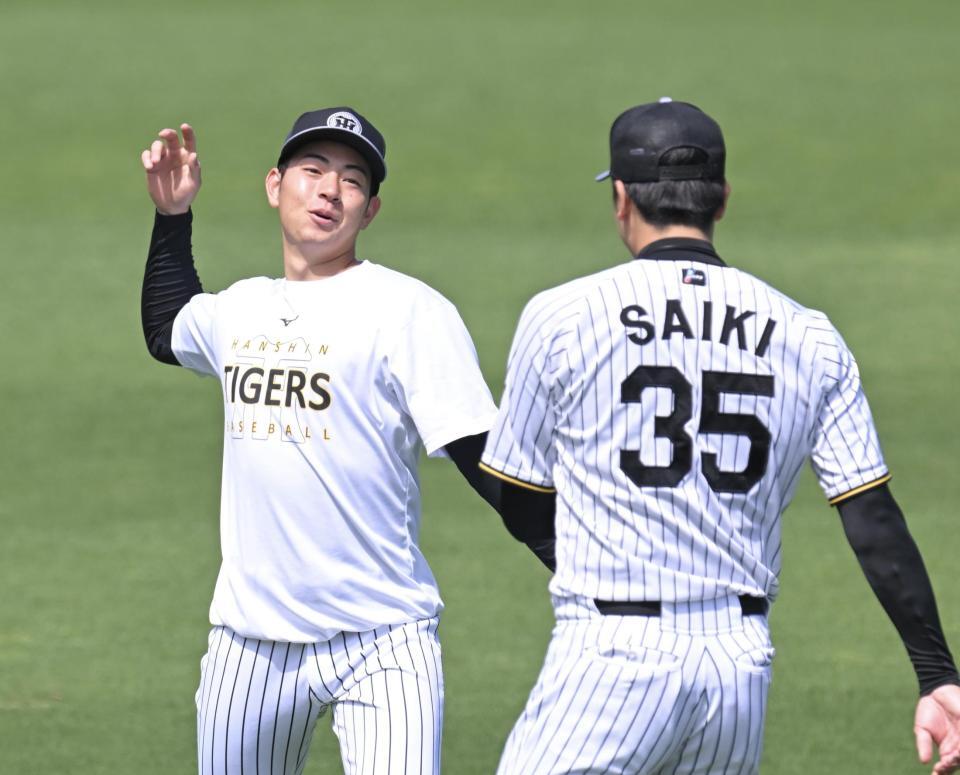 １軍に合流し、才木と話す下村（撮影・飯室逸平）