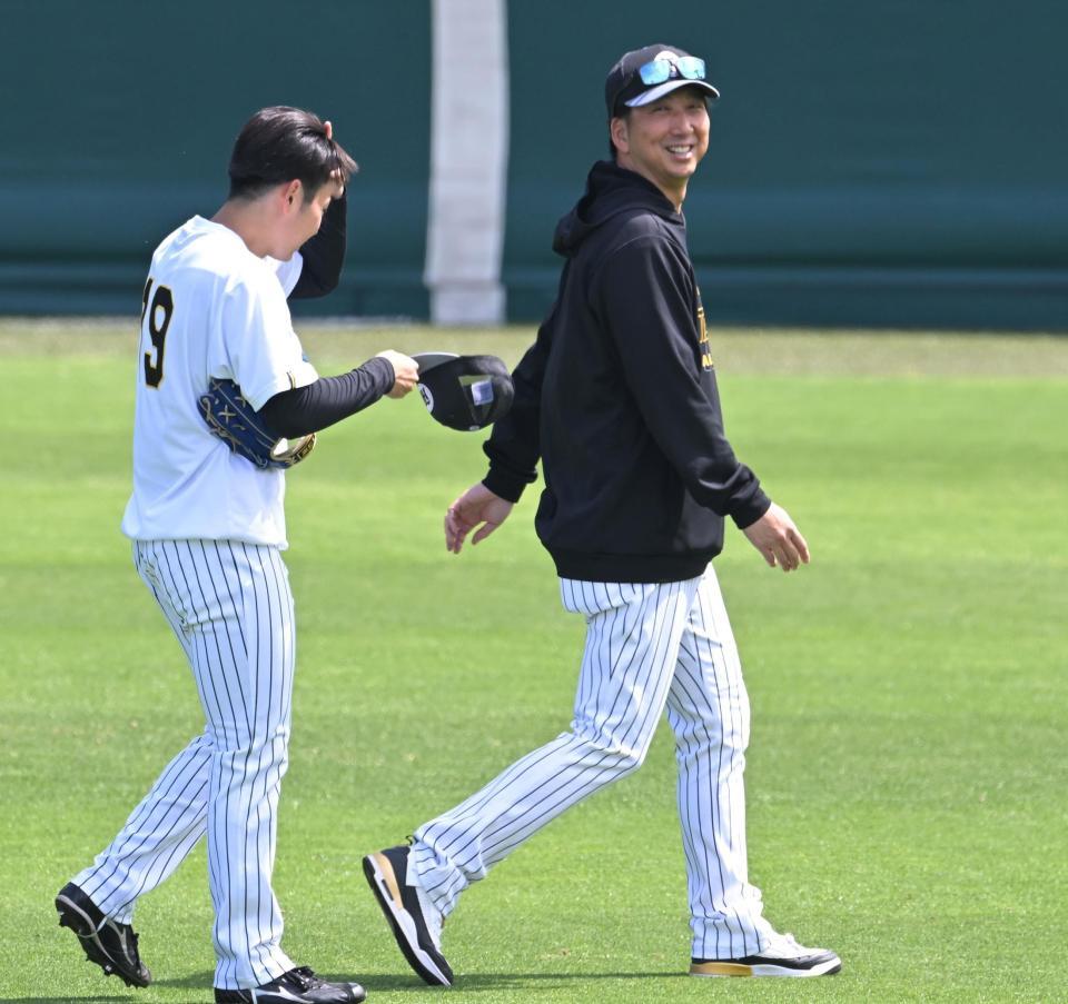 下村（左）に声をかける藤川監督（撮影・飯室逸平）