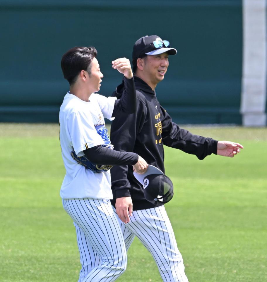 下村（左）に声をかける藤川監督（撮影・飯室逸平）