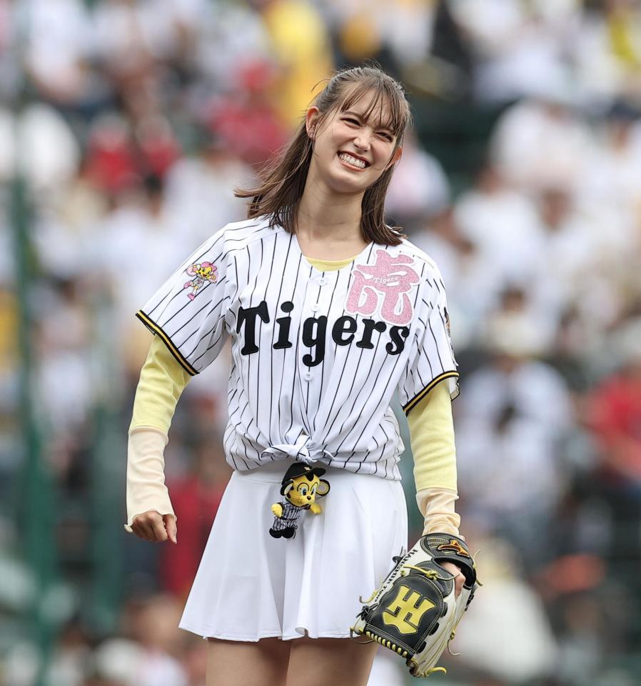 始球式を終え笑顔を見せるトラウデン直美（撮影・西田忠信）