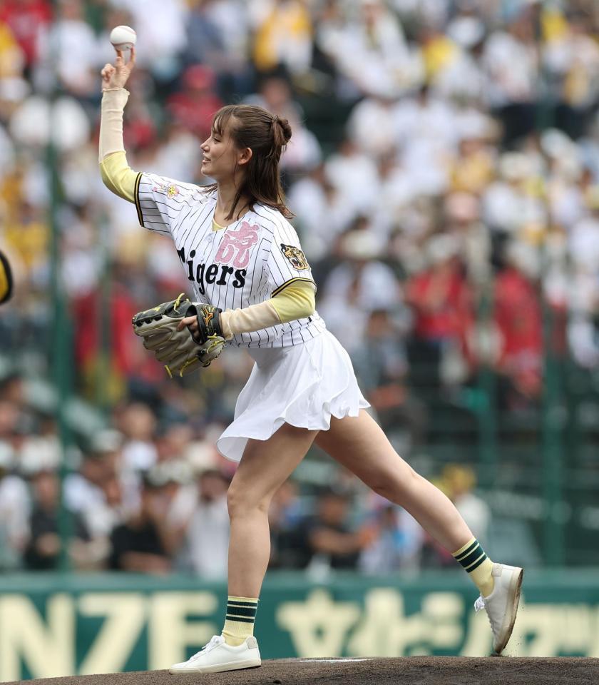 始球式を務めるトラウデン直美（撮影・西田忠信）