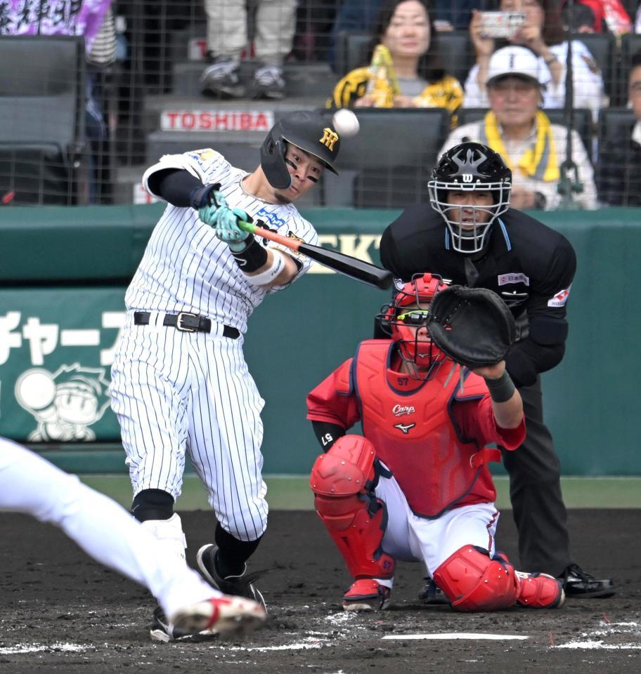 ４回、先制の６号ソロを放つ佐藤輝（撮影・飯室逸平）