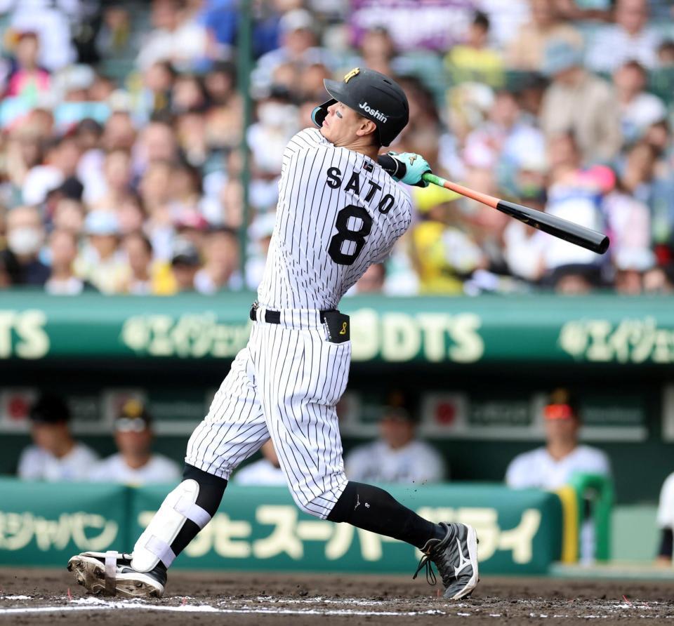 ４回、右中間に先制ソロを放つ佐藤輝（撮影・山口登）