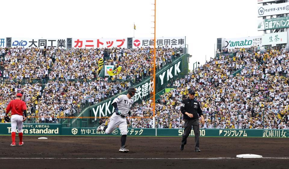 ４回、先制ソロを放ちベースを回る佐藤輝（撮影・山口登）