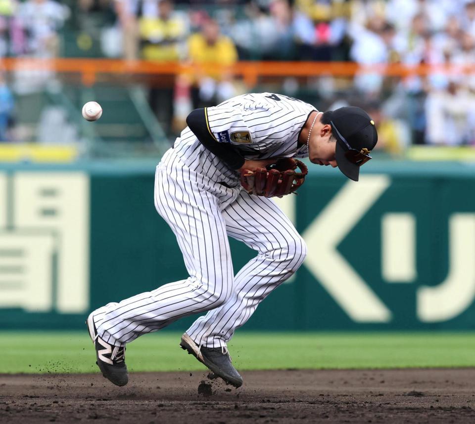 ９回、小幡は小園の打球をファンブルする（撮影・山口登）