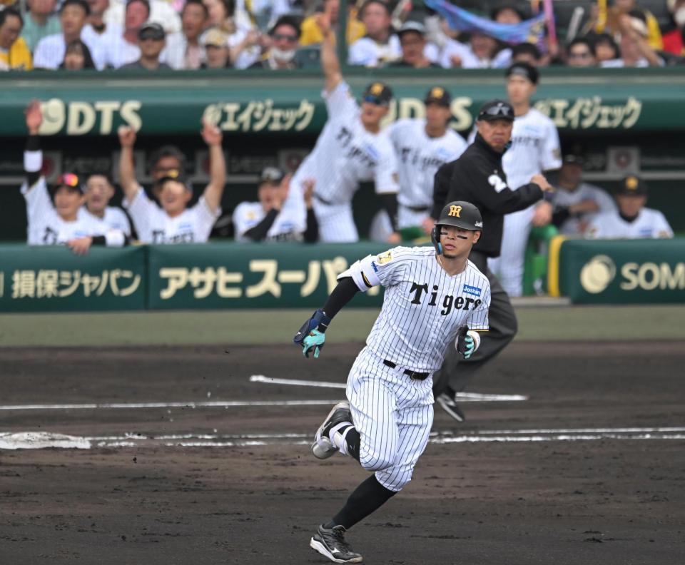 ４回、先制ソロを放ちダイヤモンドを回る佐藤輝（撮影・飯室逸平）