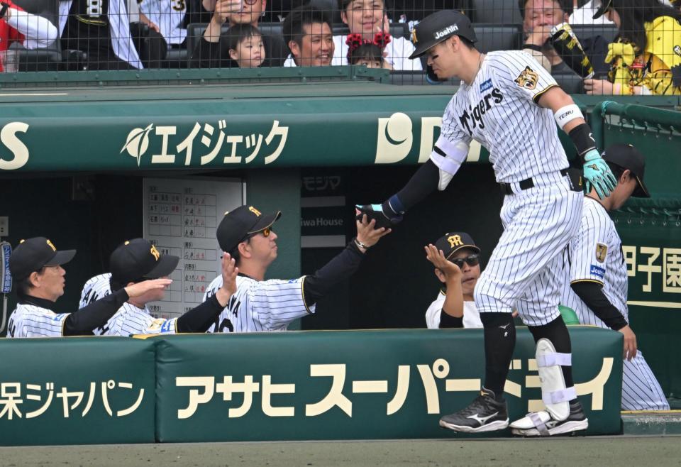 ４回、佐藤輝を迎える藤川監督（撮影・飯室逸平）