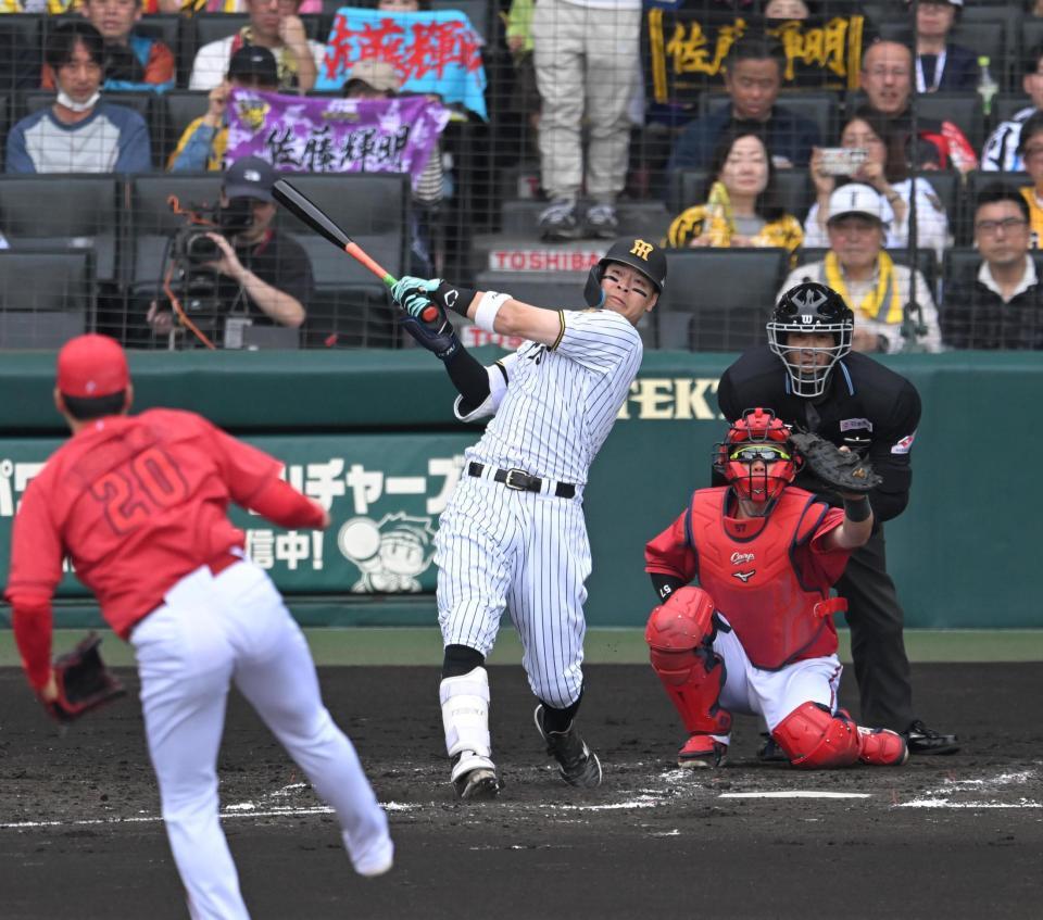 ４回、先制の６号ソロを放つ佐藤輝（撮影・飯室逸平）