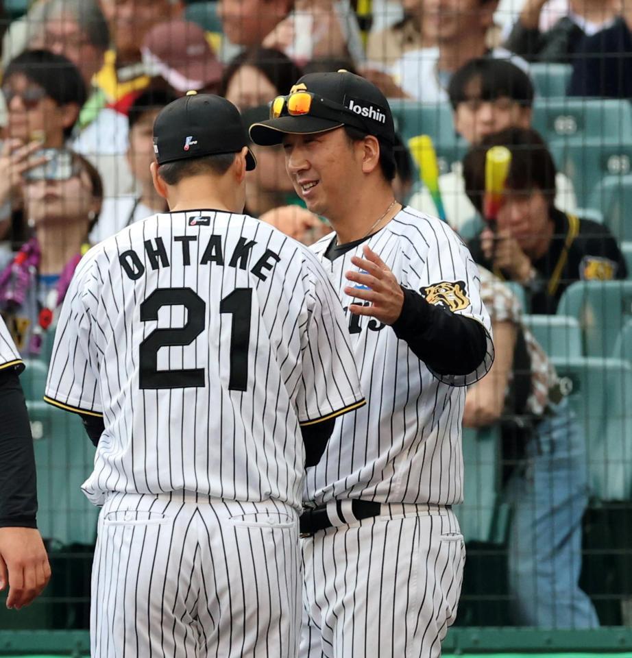 大竹（左）を祝福する藤川監督（撮影・山口登）