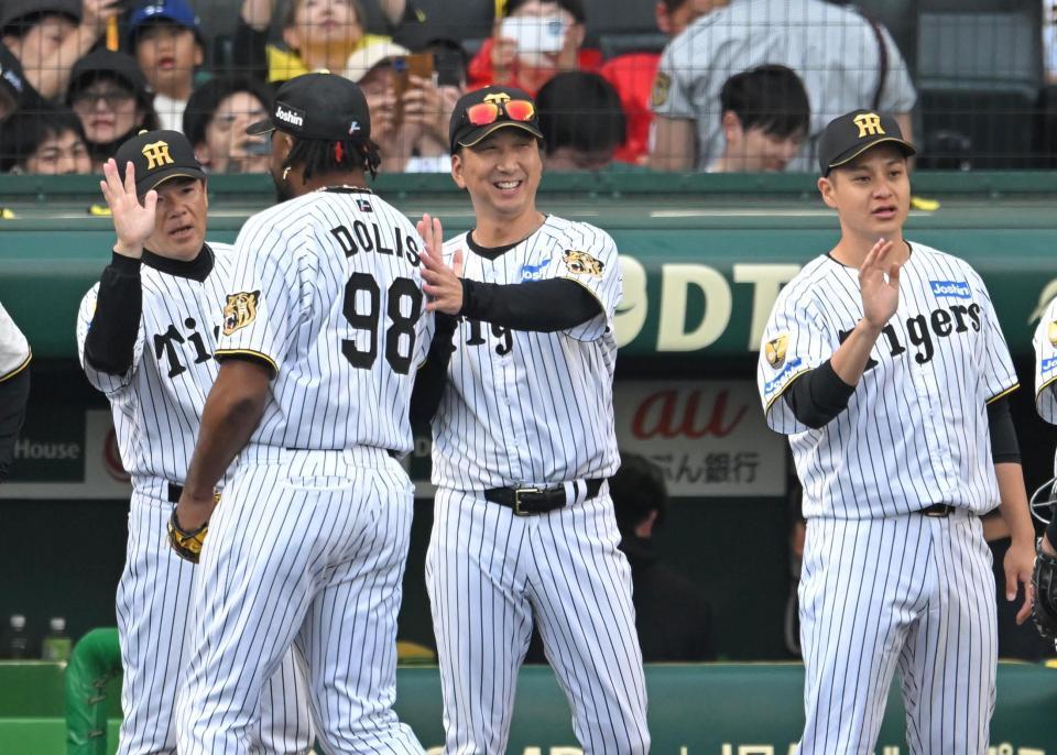 最後を締めたドリスを迎える藤川監督（撮影・飯室逸平）