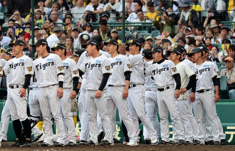 藤川監督（中央右）は監督通算１００目を飾り笑顔でナインを迎える（撮影・山口登）