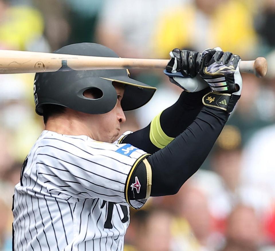 １回、中前打を放つ近本（撮影・西田忠信）