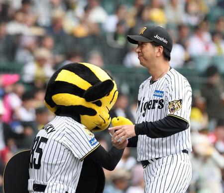 メンバー表の交換を終えベンチに戻る藤川監督（撮影・西田忠信）