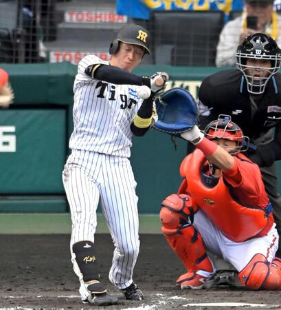 　８回、死球を受ける近本（撮影・山口登）