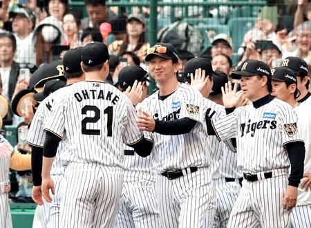 藤川監督（中央）は監督通算１００勝目を飾り笑顔で大竹を迎える（撮影・山口登）