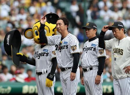 勝利後、ファンにあいさつする阪神・藤川球児監督（左）ら＝甲子園（撮影・西田忠信）