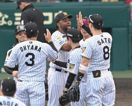 ９回、最後を締め、勝利のハイタッチを交わすドリスら（撮影・飯室逸平）