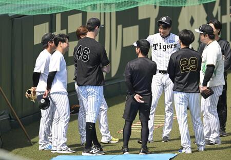 １軍に合流した下村（左から２人目）＝撮影・飯室逸平
