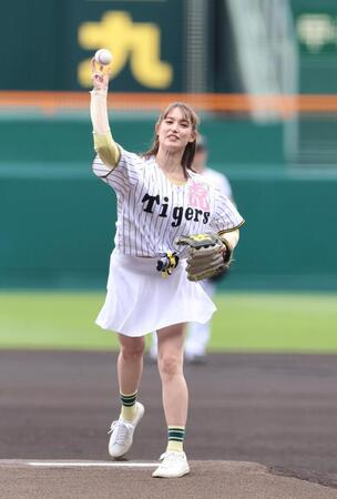 始球式を務めるトラウデン直美（撮影・山口登）