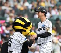 メンバー表の交換を終えベンチに戻る藤川監督（撮影・西田忠信）