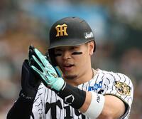 ４回、先制ソロを放ちベンチ前でポーズをする佐藤輝（撮影・西田忠信）