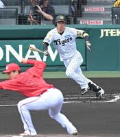 １回、中前打を放つ近本（撮影・飯室逸平）