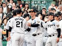 藤川監督（中央）は監督通算１００勝目を飾り笑顔で大竹を迎える（撮影・山口登）