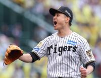 　７回、勝田を二ゴロに仕留め、ほえる大竹（撮影・西田忠信）
