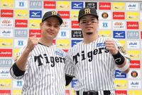 お立ち台でポーズを決める大竹（左）と佐藤輝（撮影・西田忠信）