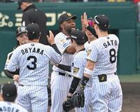 ９回、最後を締め、勝利のハイタッチを交わすドリスら（撮影・飯室逸平）