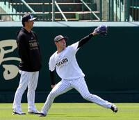 　キャッチボールする下村。左は藤川監督