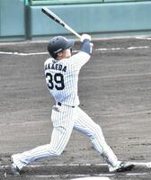 　４回に二塁打を放った栄枝