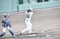 ４回に二塁打を放った栄枝