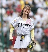 始球式を終え笑顔を見せるトラウデン直美（撮影・西田忠信）