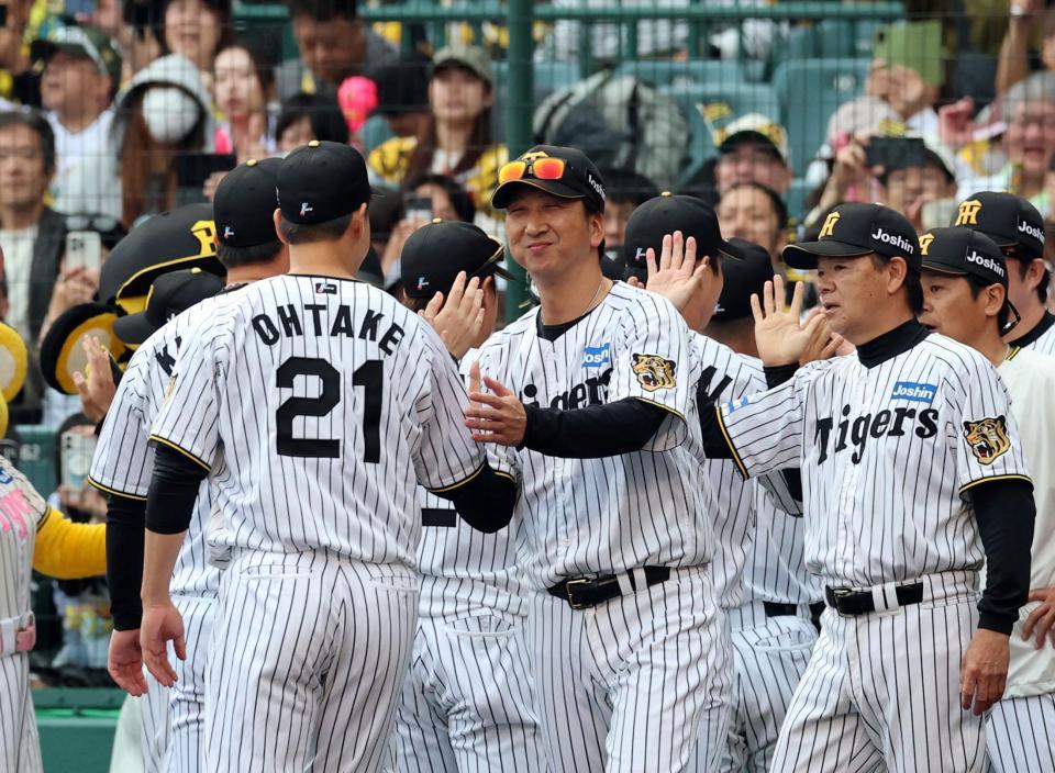 藤川監督（中央）は監督通算１００目を飾り笑顔で大竹とタッチする（撮影・山口登）