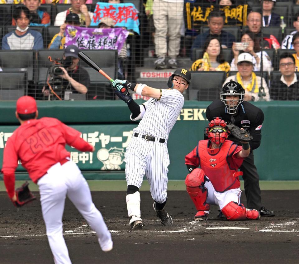 　４回、先制の６号ソロを放つ佐藤輝（撮影・飯室逸平）