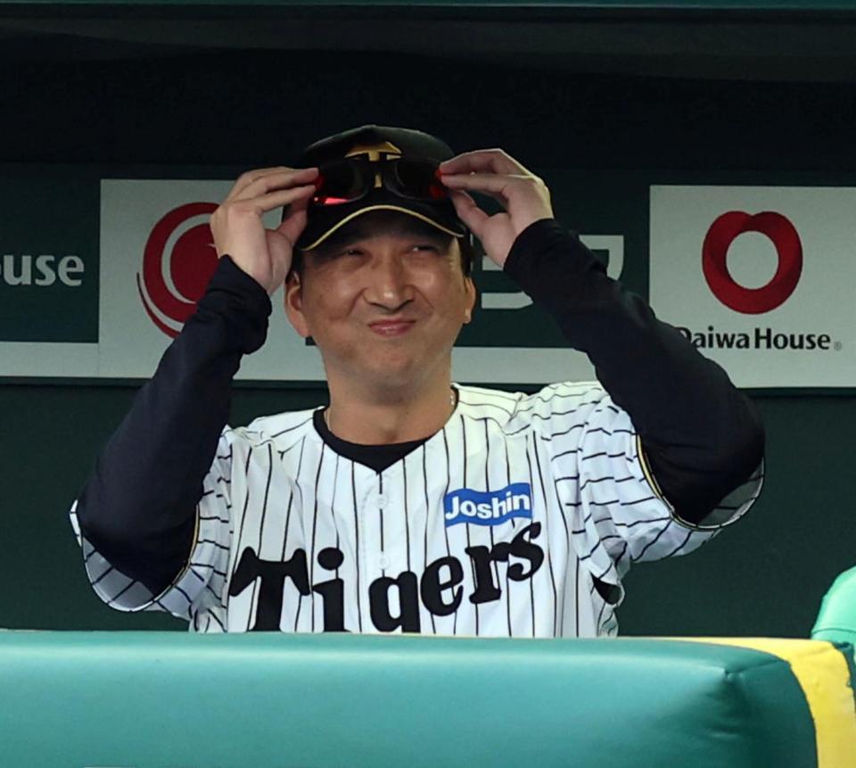 試合終了し笑顔を見せる藤川監督（撮影・山口登）