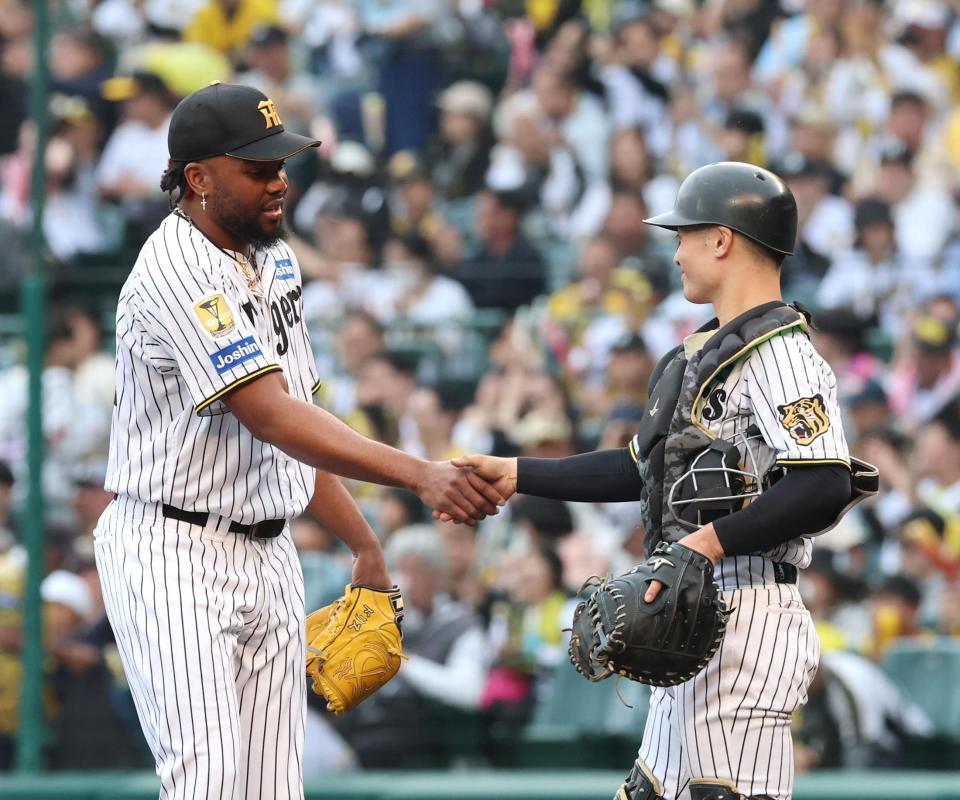 ドリス（左）は試合を締め坂本と握手する（撮影・山口登）