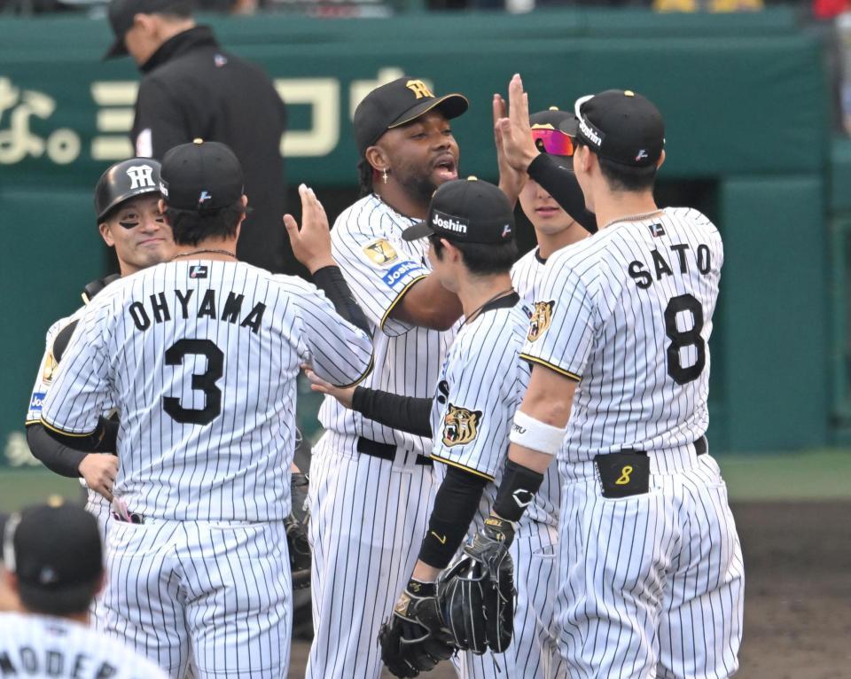 ９回、最後を締め、勝利のハイタッチを交わすドリスら（撮影・飯室逸平）