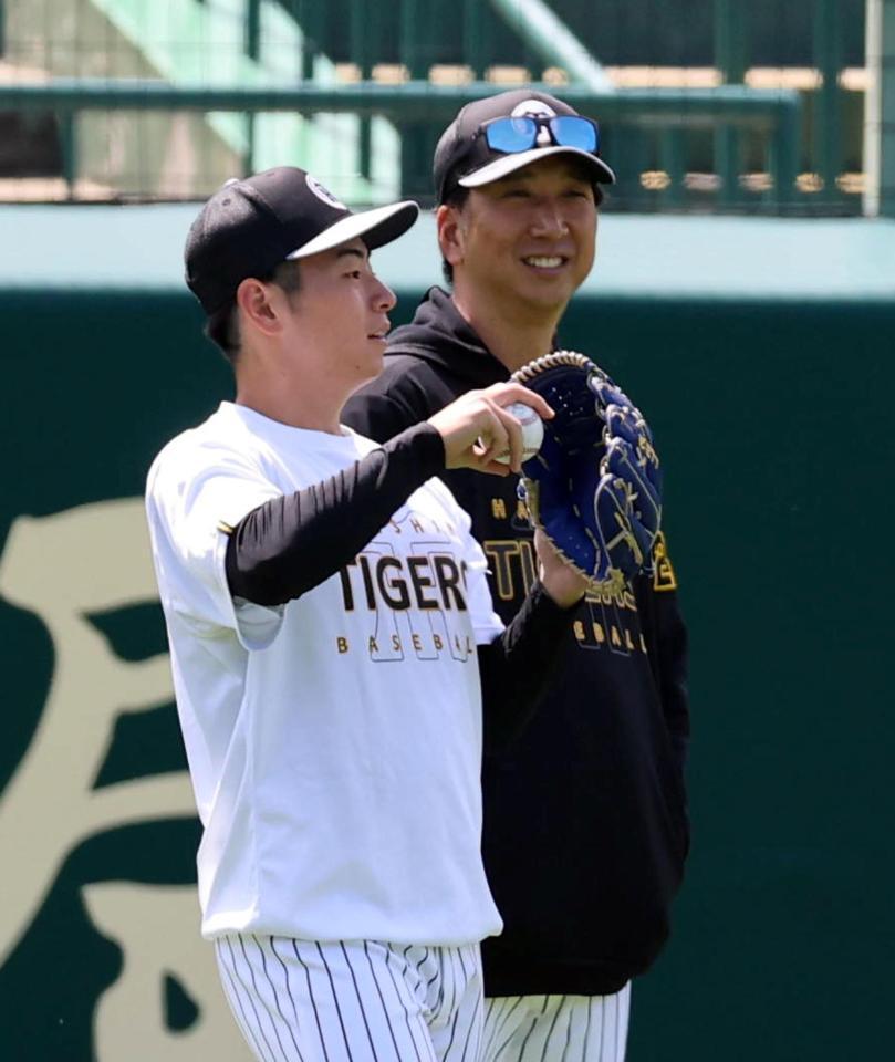 キャッチボールする下村（右は藤川監督）＝撮影・山口登