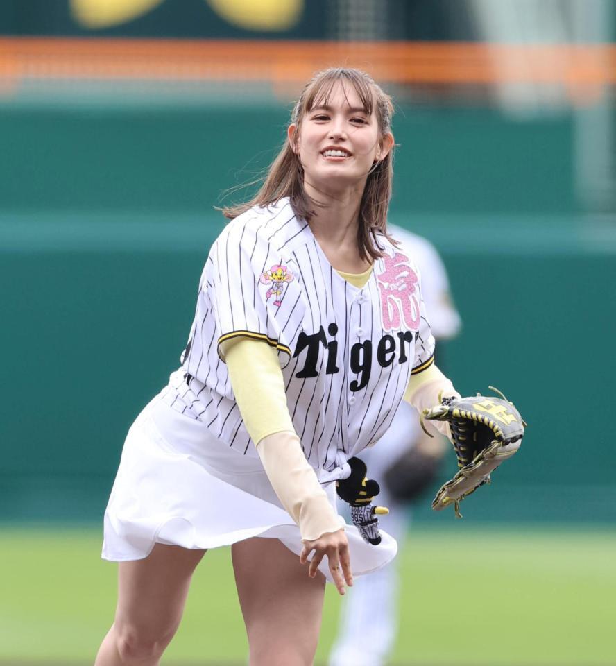 始球式を務めるトラウデン直美（撮影・山口登）