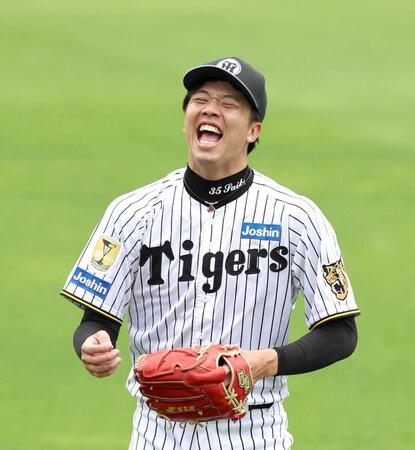 　キャッチボールの合間、笑顔を見せる才木（撮影・山口登）