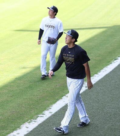 上を見上げる立石。奥は村上（撮影・中田匡峻）