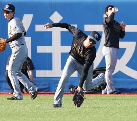 センターでノックを受ける岡城（撮影・西岡正）