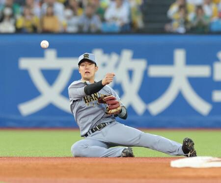 １回、サンタナの遊ゴロで併殺に仕留めた小幡（撮影・西岡正）