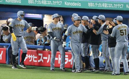 ３回、中越え３ランを放ちナインに迎えられる大山（撮影・金田祐二）