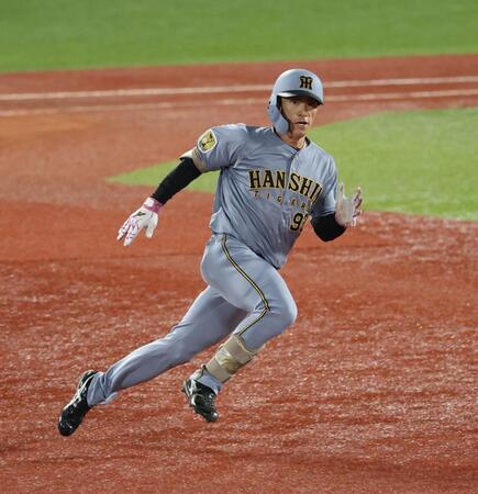 ５回、適時二塁打を放つ福島（撮影・金田祐二）