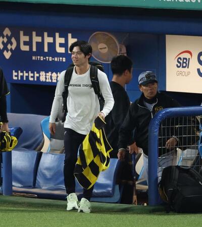 球場を後にする中野（撮影・金田祐二）