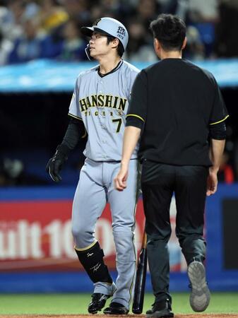 ５回、中野は自打球を当てトレーナーが駆けよる（撮影・田中太一）
